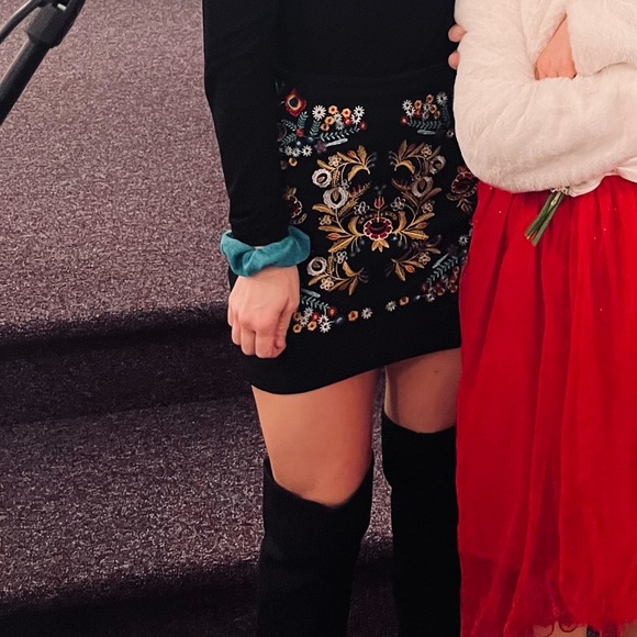 Embroidery Pattern black mini skirt - Picture 3 of 4